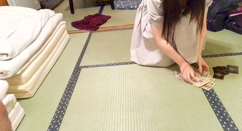 【初物】容赦なく中出しされた初心なコは「ありえないんだけど…」と冷たく吐き捨てて謝礼を拾いそそくさと帰路に【地上波深夜番組企画と聞かされ