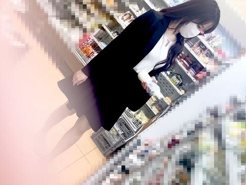 美人OLローアングル▷パイパンまんこがパンストから丸見え【パンチラ逆さ撮り】