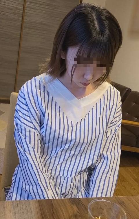【個人】大人しそうな看護師の奥さんは、隠○て撮らされている旦那に気づかず、欲求に負け中出しされる