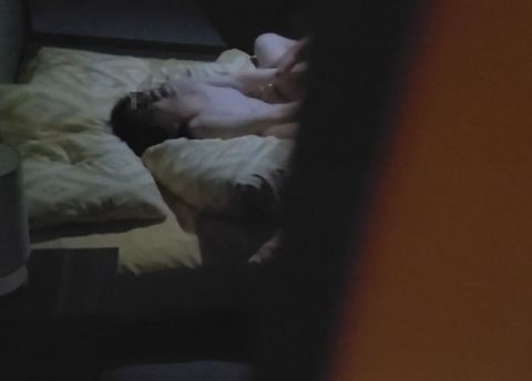 【個人】大人しそうな看護師の奥さんは、隠○て撮らされている旦那に気づかず、欲求に負け中出しされる