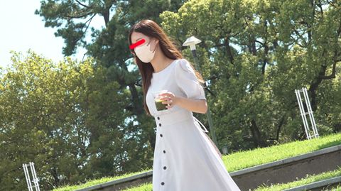 公園パンチラ８　パンツがもっこりする程の「デカクリ」系女