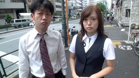 スーツ姿のお目目クリクリ美女がお昼休みに職場の人とサクッと中出しSEX♪