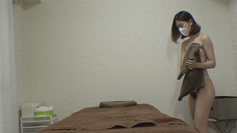 【無/ムフフ特典有】艶っぽさ抜群のちっぱいスレンダー美女！敏感乳首とオマンコを指で、器具で、舌で責められてクネクネとエロすぎる喘ぎっぷりを見せれば、施療師も劣情煽られSP行き即決定！
