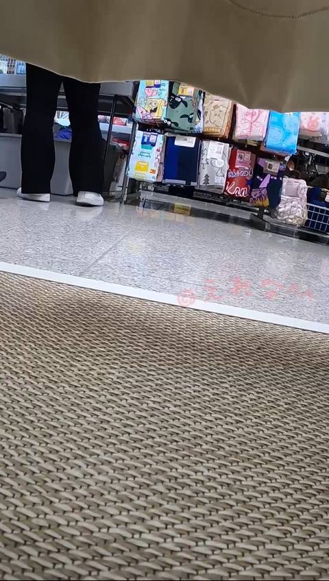 露出再開！〈素人自撮り〉大学2年！ 試着室で全裸ディルドオナニーしてきました！店内放送がリアルに聞こえてるし、カーテンの隙間開いてるのにしゃがんでしてみたりしました、、、