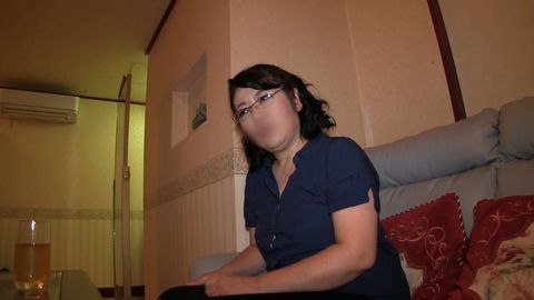 【ぽっちゃり熟女】色香ムンムンなメガネ奥様。脂肪たっぷりの身体に激ハメSEX。