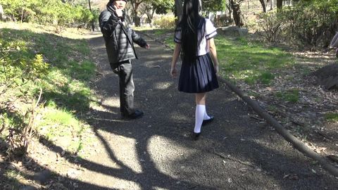 お嬢セーラー服でおじさんと羞恥露出散歩