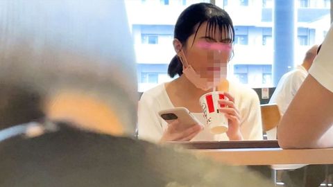 机下の純白パンチラ。彼氏の横で無防備な下半身。フードコート観察【高画質/望遠】