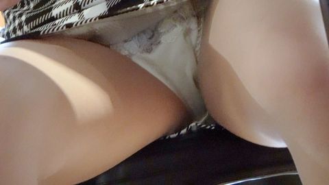 机下の純白パンチラ。彼氏の横で無防備な下半身。フードコート観察【高画質/望遠】