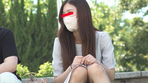 公園パンチラ８　パンツがもっこりする程の「デカクリ」系女