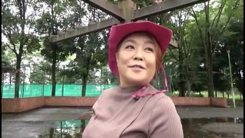 「こんなおばあちゃんその気にさせてどうするの？」公園で暇そうにしているおばあちゃんに声を掛けたら実は**バリバリの男好きおばあちゃんだった！！4　PART1