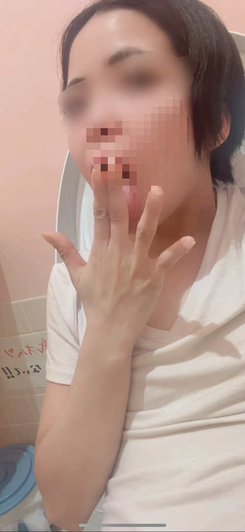 【不倫寝取られ人妻　コンビニのトイレでグラマンオナニー 】スケ乳　人妻　寝取られ　NTR  オリジナル動画　コンビニ　スマホ撮影　露出　素人　貧乳　剛毛　刺青