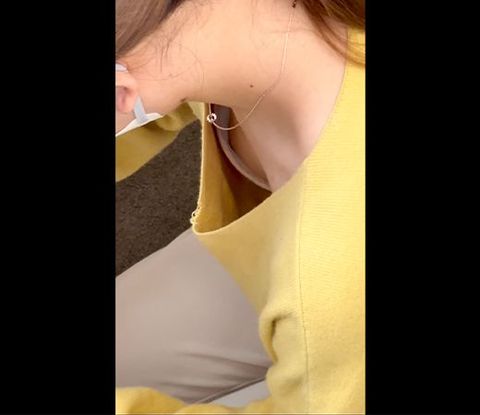 【胸チラ】ハロウィン飾付け中の同僚OLのチクチラ見え