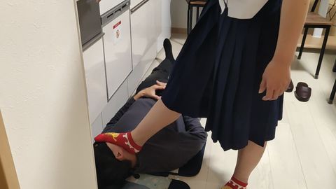 渚ちゃんの私物臭ソックスでストレス発散で顔面踏まれたM男