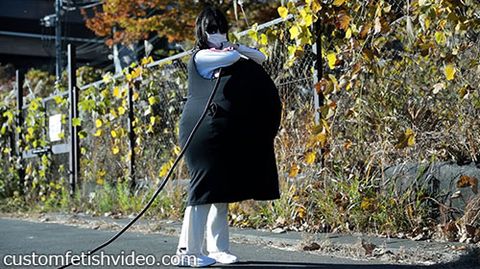 大きな風船を服の中で膨らまし割りするフェチ動画f854