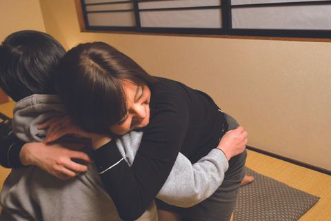 隣に住む奥さんがウチの玄関前でパンツ丸出しで…