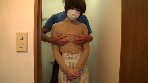 個撮)ショートカット美人お*さん【じっと見つめてひょっとこ顔】ねっとりバキューム＆唾液たっぷりはみがきフェラ！