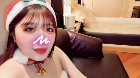 モデル体型の美乳さん20歳サンタコスで中出しエッチ