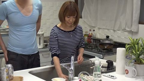 【素人】近所の美人**さん。家に連れ込みエッチな雰囲気にさせてセックスしちゃいました。