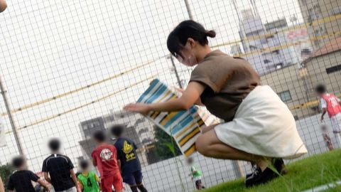 【透けパンティ】サッカー場で激レアなパンチラ。【高画質/望遠】