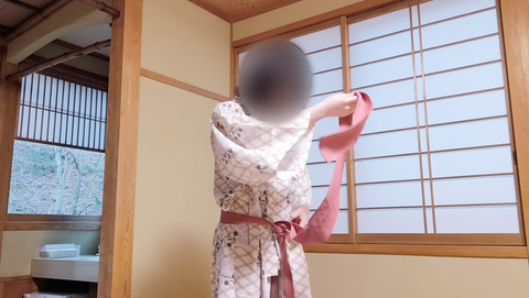 旅館で浴衣を脱いだ**大生の色白美乳の裸体と炬燵**