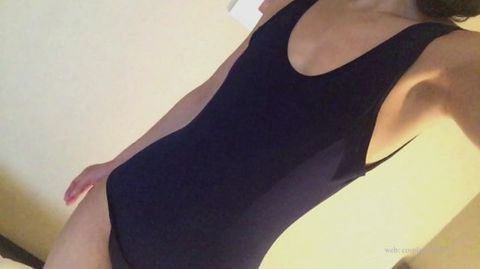 スレンダー不倫人妻とラブホでエロ撮影会-後編（チャック付きスクール水着の自撮り）