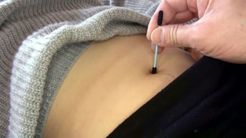 【へそフェチ個撮】あかりちゃんのおへそを羞恥接写&イタズラ撮り