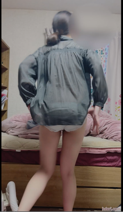 パンティーに付いた臭いおまんこのニオイを嗅ぎながらオナニー