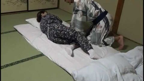 温泉宿で布団を敷きに来た仲居さんを口説いてそのままセックス！その一部始終をこっそり部屋に仕掛けたカメラで！！3 PART2