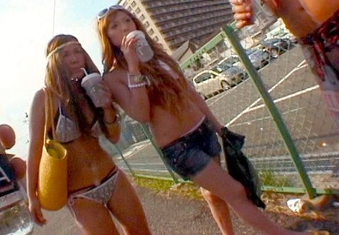 【生ドル海・未修正】海飲みビキニギャル2人組に生挿入!!最中に友達から心配TEL＆覗かれるも車も揺れる激ピストンで続行!!未公開含むオリジナル版!!