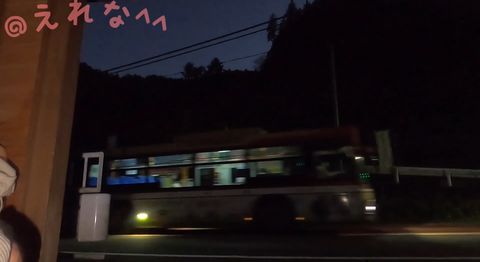露出再開！〈素人自撮り〉大学2年！ バス停のベンチで全裸ディルドオナニー！車が通るたびに隠れて最後はバスの音が聞こえて服で隠したまま固まっちゃいました、、反対方向のバスで停まらなくてでよかった、、、
