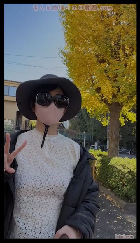 透けた乳輪を見て！野外露出でAV女優みたいに大胆に女体をネットに晒す