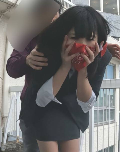 乳房猥褻鬼！「声を出すなよ」街頭で轡をされ怯え弄られるOL