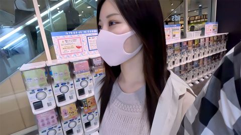 再び、、、再降臨、、、逸材降臨。Ｈカップ、、、国宝のオッパイ、、神乳、、完璧なスタイル、、２０才、逸材現る、、、外で、コンテナ横で、駅前の駐車場で歩行者いるのにカーセ