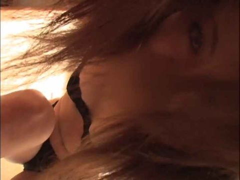 【素人】美人スレンダー痴女。カメラ目線でオチンポを痴女テク責めしちゃってました。