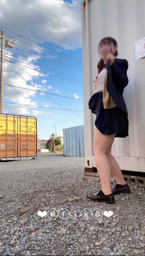 【18歳Gカップえりかの自撮り】☆彡大通りに面してたコンテナが置いてあるとこでたくさんの車や人が通る中ディルドオナニーしちゃいました、、声出ちゃうし本気汁がポタポタ垂れてえっちです