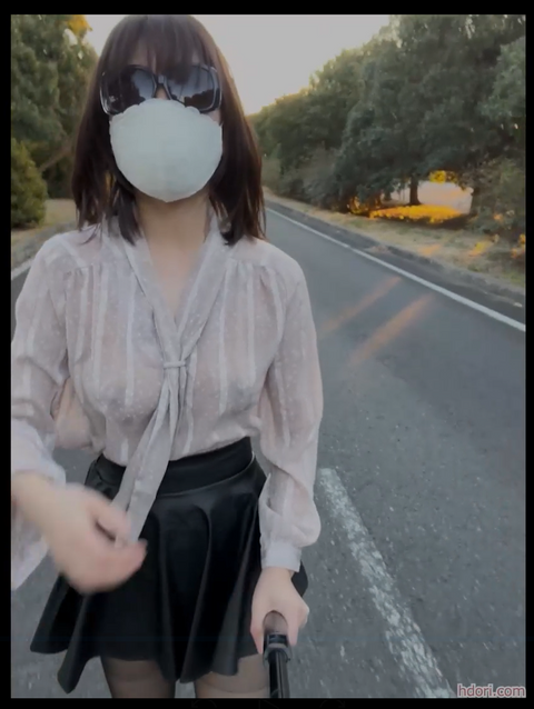 透けた乳輪を見て！野外露出でAV女優みたいに大胆に女体をネットに晒す