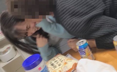 【個人】金銭の助けを求めてきた保育士の小柄若妻。仲良し飲み後、カメラに顔を隠しながら人の一物を生で受け入れる。