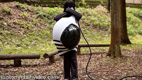 服の中で巨大風船膨らまし割りフェチ動画f860