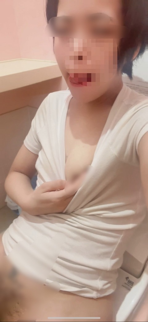 【不倫寝取られ人妻　コンビニのトイレでグラマンオナニー 】スケ乳　人妻　寝取られ　NTR  オリジナル動画　コンビニ　スマホ撮影　露出　素人　貧乳　剛毛　刺青