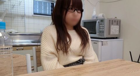 文系京美人20歳が大量ごっくんしてみたくて上京！！6本のチンポを根こそぎゴックンフェラ※レビュー特典は高画質