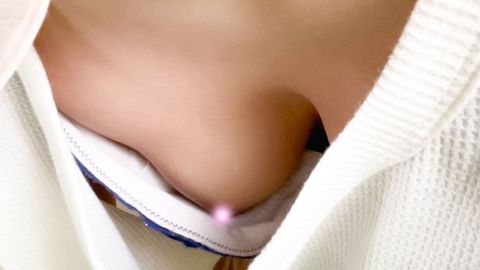 【集荷客胸チラ】美巨乳**大生の緩んだ胸元から乳首丸見えでした【パンチラ/胸チラ】