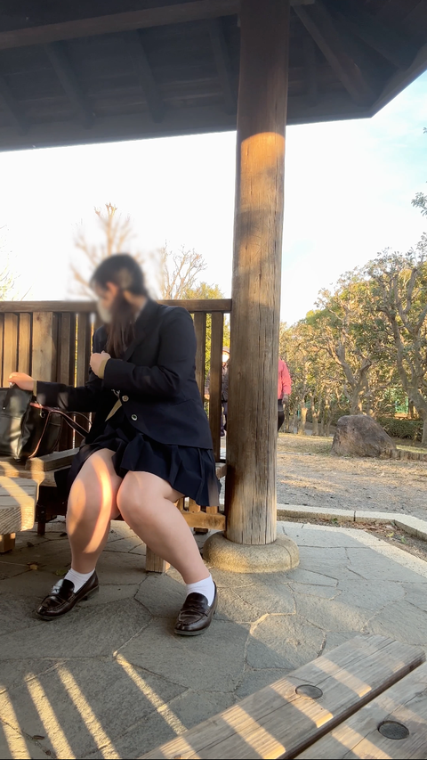 【18歳Gカップえりかの自撮り】☆彡 公園のベンチで吸うおもちゃを抜いてディルドオナニー！途中真横を人が通ってドキドキ！おっぱい丸出しでディルドオナニー！地面にはえっちな汁が垂れて、、