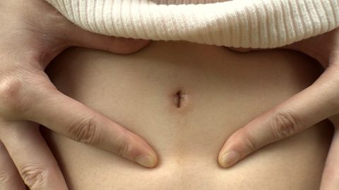 成瀬まりかちゃんのへそ観察と綿棒でお掃除
