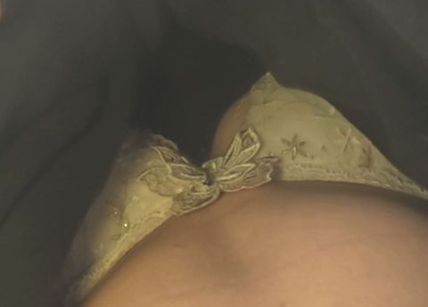 原宿ストリートスナップでコッソリ★胸チラ★パンチラ★パンティずらし外性器撮り成功！03「ガールズバンド系、うっかりモロマン」