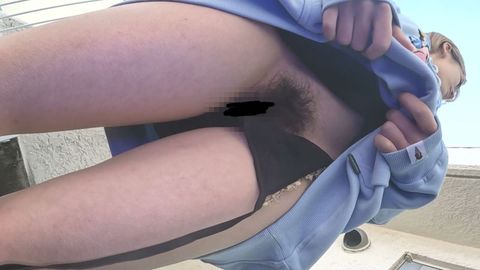 原宿ストリートスナップでコッソリ★胸チラ★パンチラ★パンティずらし外性器撮り成功！03「ガールズバンド系、うっかりモロマン」