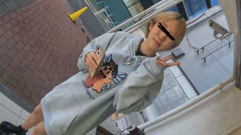 原宿ストリートスナップでコッソリ★胸チラ★パンチラ★パンティずらし外性器撮り成功！03「ガールズバンド系、うっかりモロマン」