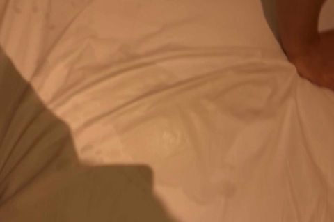 【顔出し薄モザ特典付き】**を送り出した後、他人棒を欲しがる美人な奥様は、危険な中出しをされる。
