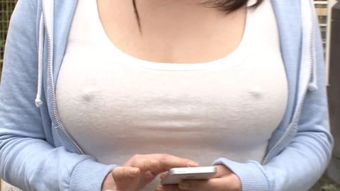 偶然見かけた巨乳女の余りにハリのある胸に見とれていたら、服がはち切れそうな程で乳首が丸わかり！？見られる事に興奮した彼女の乳首は更にビンビンに立って…Part 1