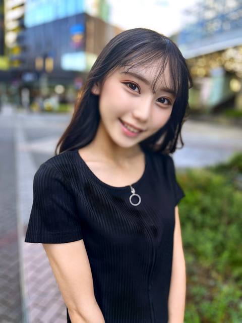 顔出し！素人JD みりちゃん20歳 裏垢活動でゲットした大金を片手に海外旅行をするのが趣味の肉食系JD！！いくつもの国の男たちと夜の国際交流した遊び人ガールと中出しSEX交流！！