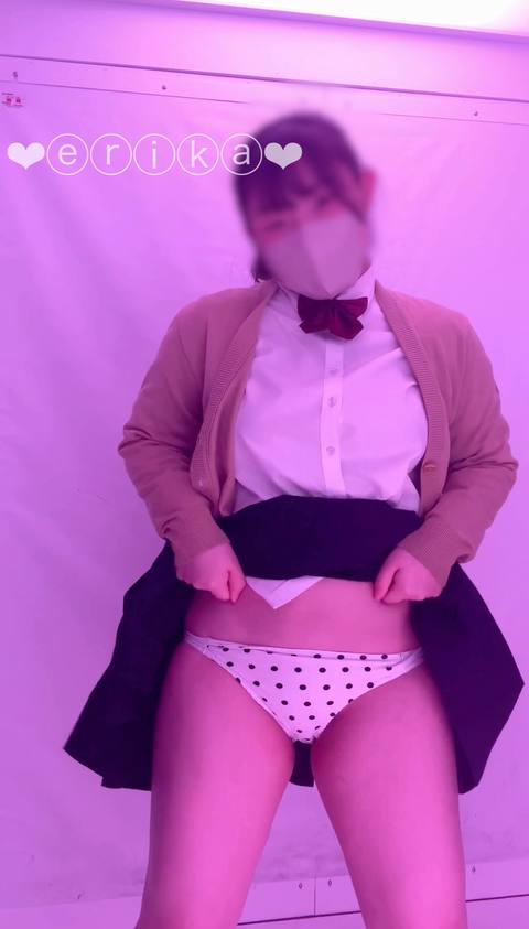 【18歳Gカップえりかの自撮り】☆彡 プリクラ機の中ででエロい写真撮りながらディルドでオナニーもしちゃいました！！出来上がり写真にドキドキ笑 めっちゃ恥ずかしかったー